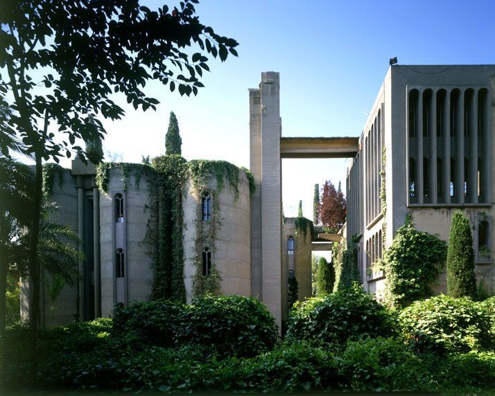 La espectacular casa del arquitecto Ricardo Bofill: una fábrica convertida en mansión
