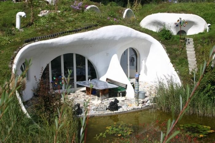 casa hobbit viviendas subterraneas eficientes ecologicas entrada porche