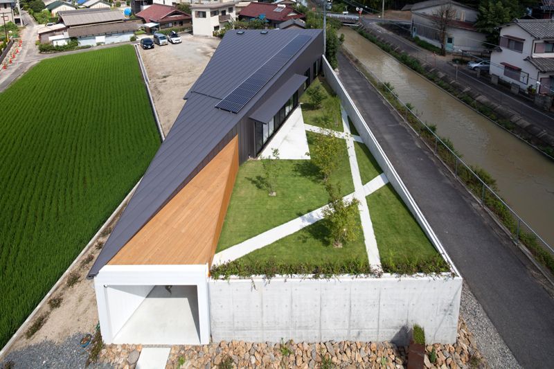 El reto de todo arquitecto: diseñar un jardín en la azotea de una casa triangular