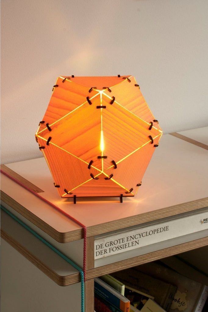 lampara diseno icosaedro madera luz interior mesa