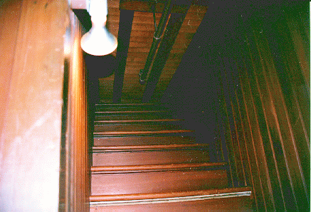 detalle escalera casa winchester madera 