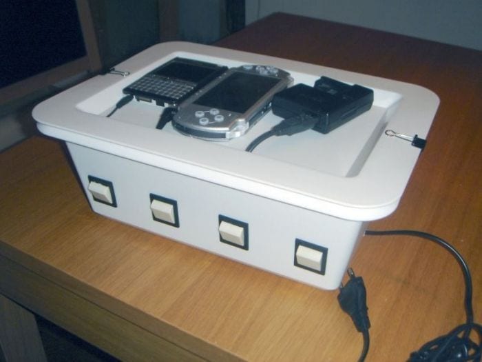 caja-plastico-reconvertida-cargadores-cables-aparatos