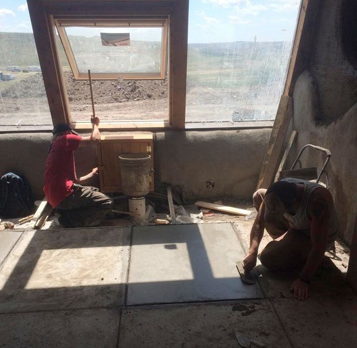 Razones-para-vivir-en-una-Earthship-construcción