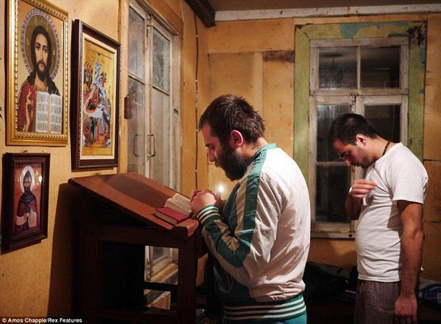 monje sobre pilar de piedra 9