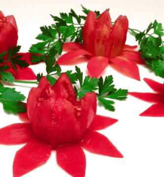 flor tomate destacada