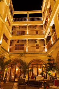hogar-tradicional-riad-patio-arabe-arcos-balcones-luces-plantas