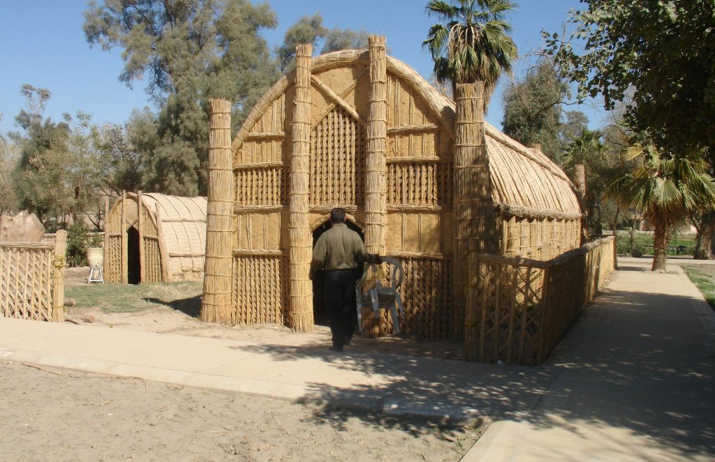 tipos-casas-mundo-mudhif-irak-cana-hombre-palmeras