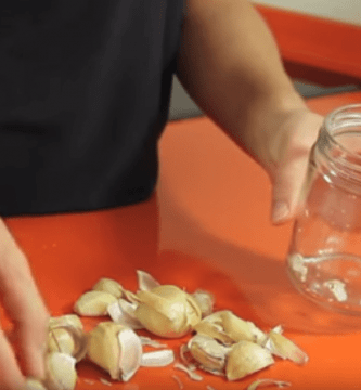pelar ajos