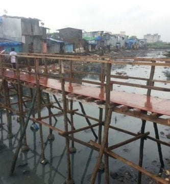 construye un puente de madera para los mas necesitados en bombay 3