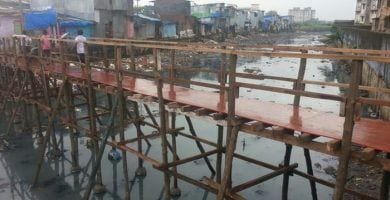 construye un puente de madera para los mas necesitados en bombay 3