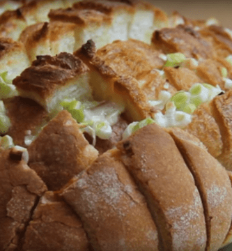 pan relleno cebolleta y queso