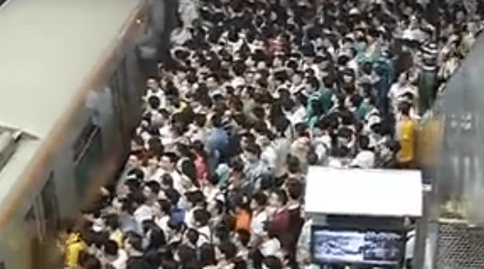 Час пик в японском метро