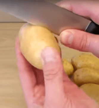 truco pelar patatas