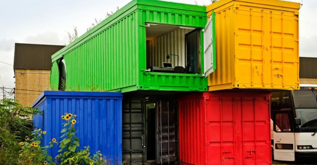 Parecen 5 contenedores apilados, pero cuando veas el interior te