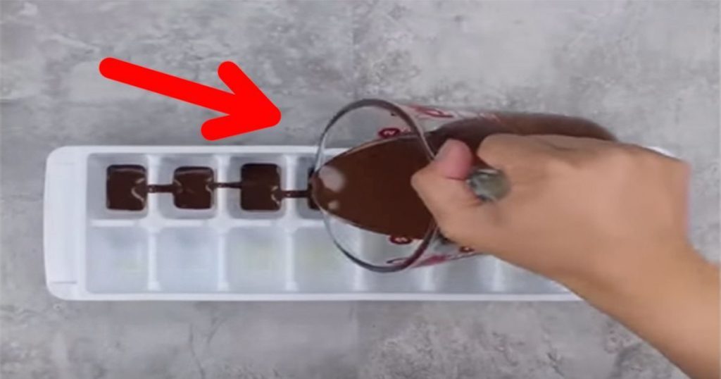 ¡Echa chocolate en la cubitera para hacer hielo y mira lo que consigue!