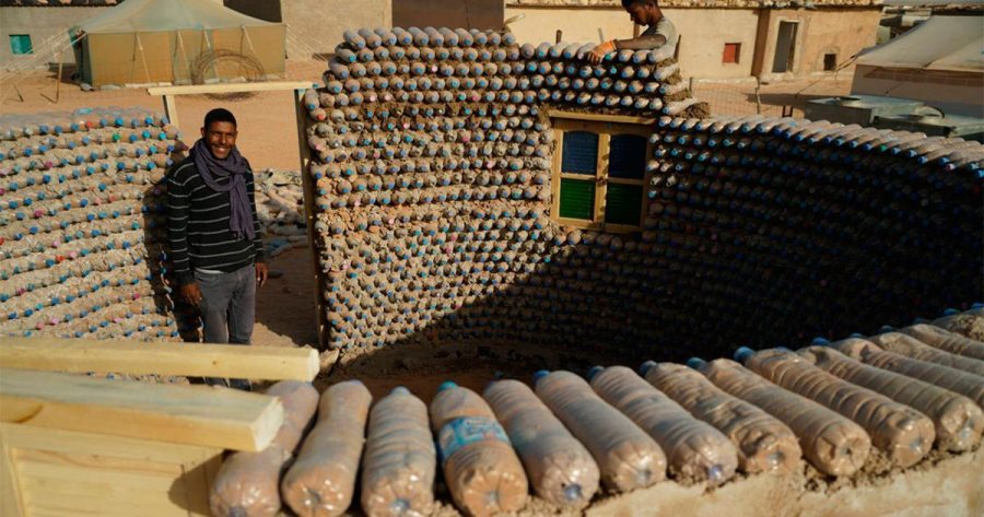 Este ingeniero ha usado un material que te sorprenderá para construir casas para los refugiados del Sáhara