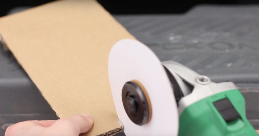 El papel es capaz de cortar plástico