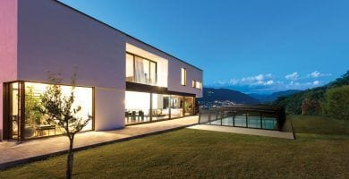cuidar-piscina-cubierta-jardin-atardecer-luz-montana