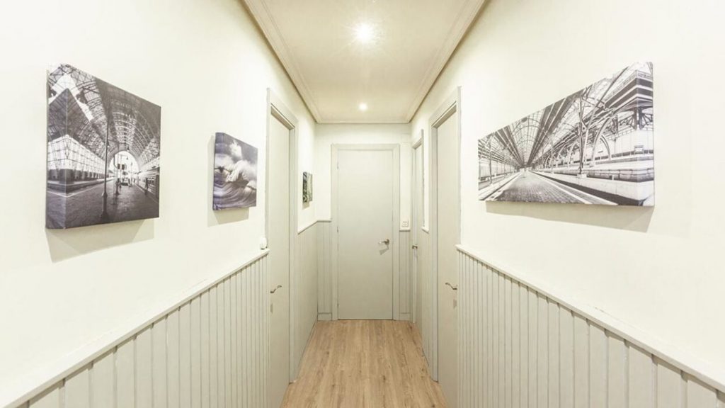 como decorar un pasillo largo 1