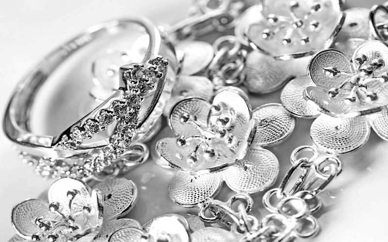 limpiar prendas de plata joyas de damas